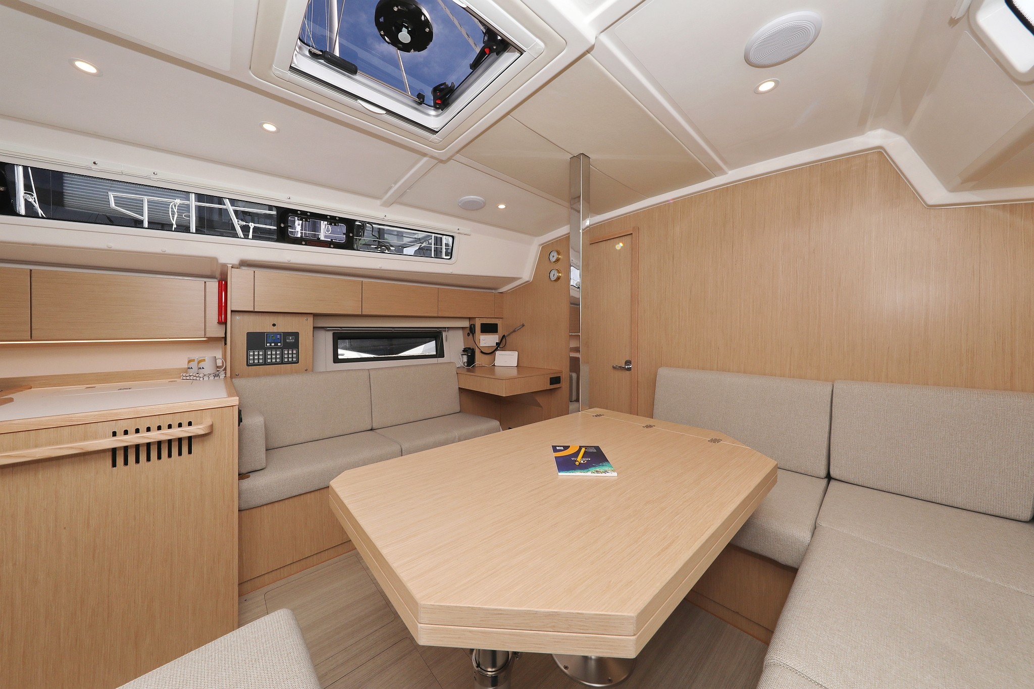 Bavaria C42, Levente | Yachtcharter Kroatien