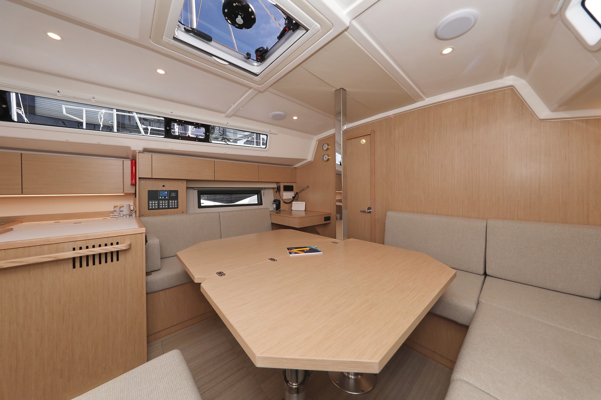 Bavaria C42, Levente | Yachtcharter Kroatien