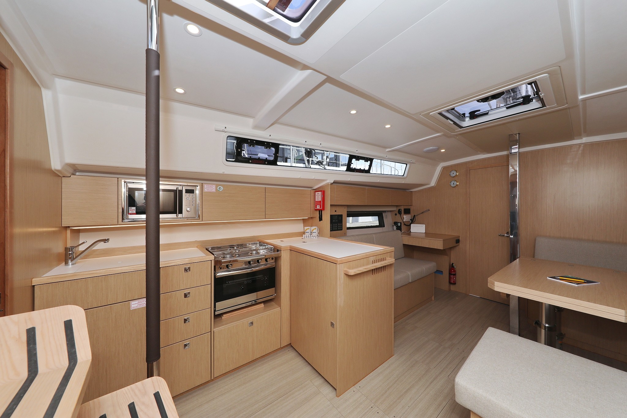 Bavaria C42, Levente | Yachtcharter Kroatien