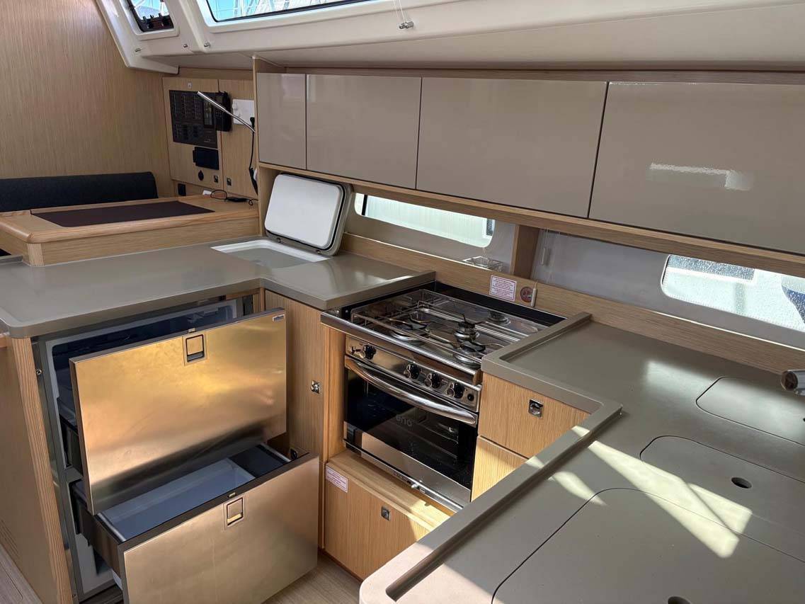 Bavaria C46, Ara | Yacht Charter Croatia