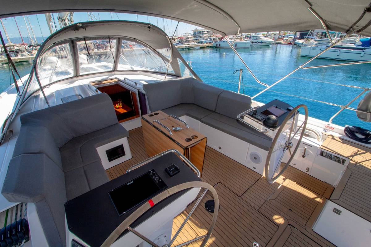 Bavaria C46, Sestrica Vela | Noleggio di Yacht Croazia
