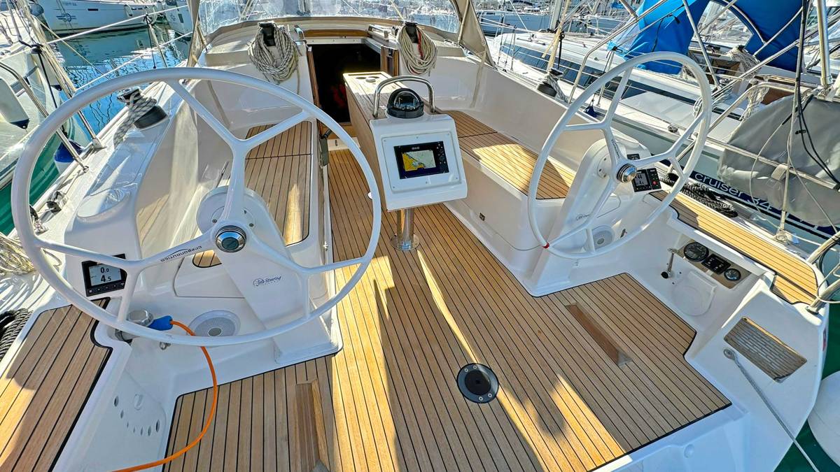 Bavaria Cruiser 37, Evala | Yacht Charter Croatia