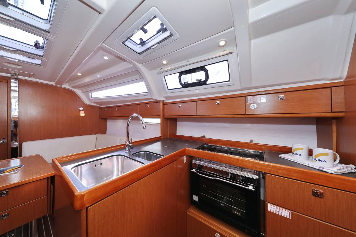 Bavaria Cruiser 37, Sun Course | Yacht Charter Croatia