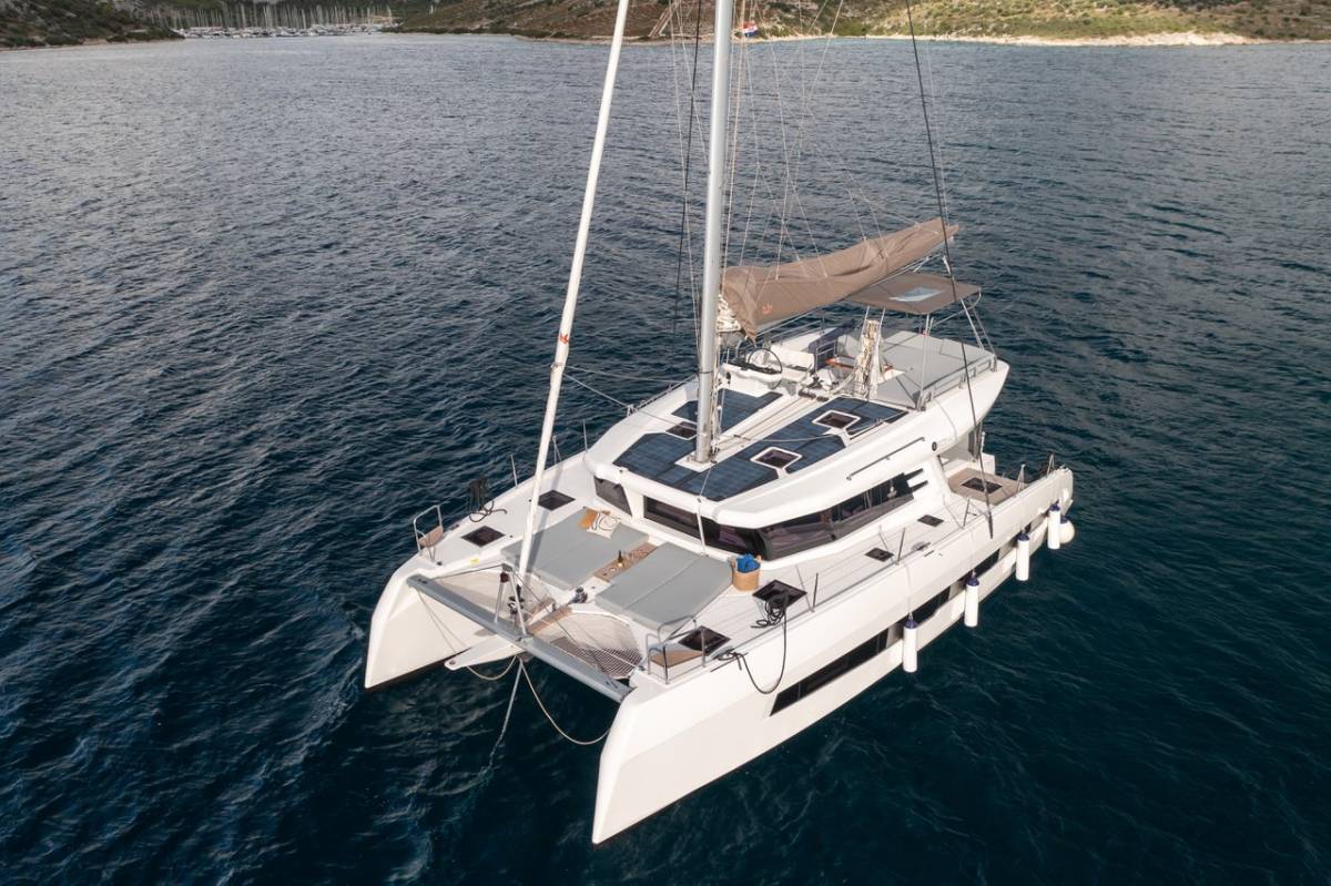 Cervetti 44, Bela | Yacht Charter Croatia