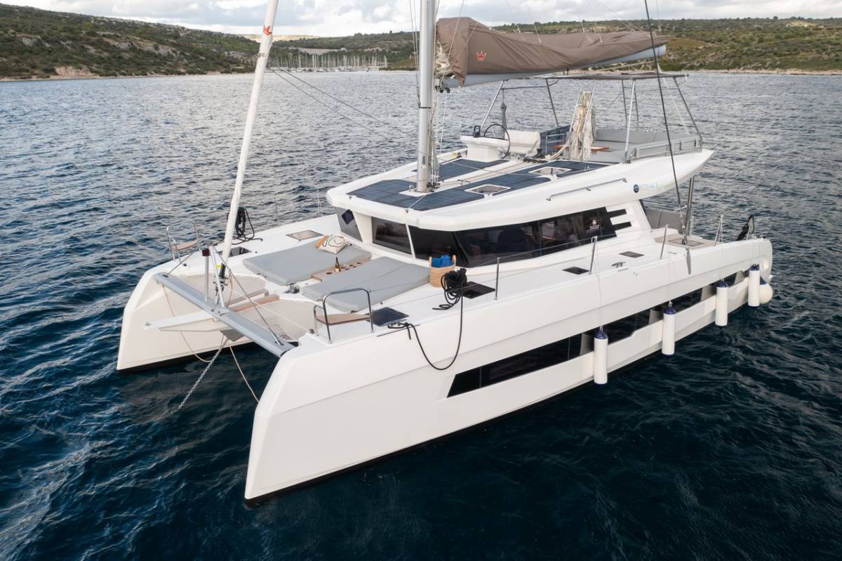 Cervetti 44, Bela | Yacht Charter Croatia