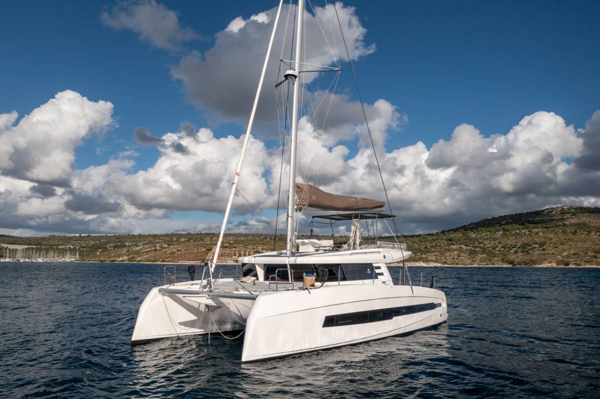 Cervetti 44, Bela | Yacht Charter Croatia