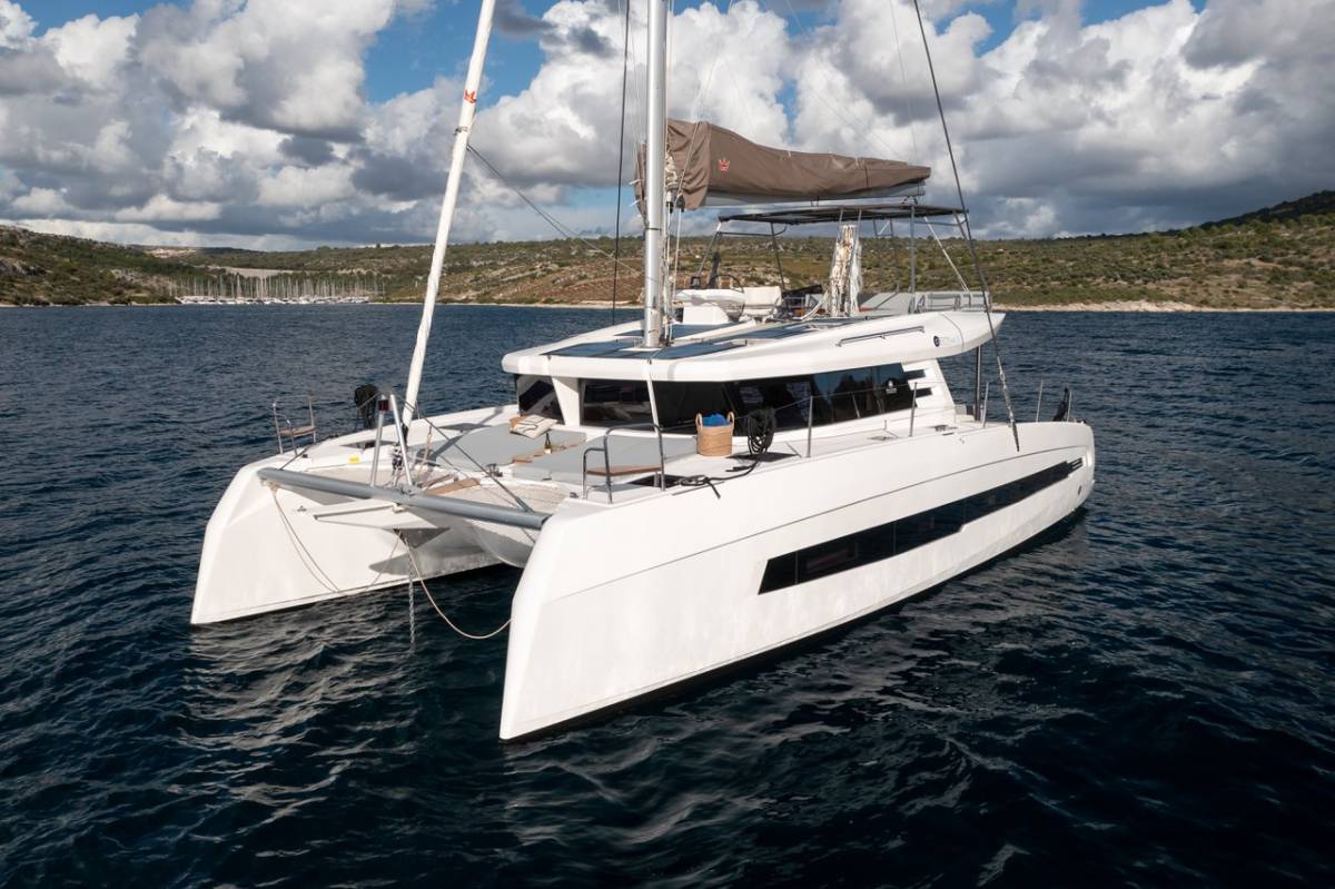 Cervetti 44, Bela | Yacht Charter Croatia