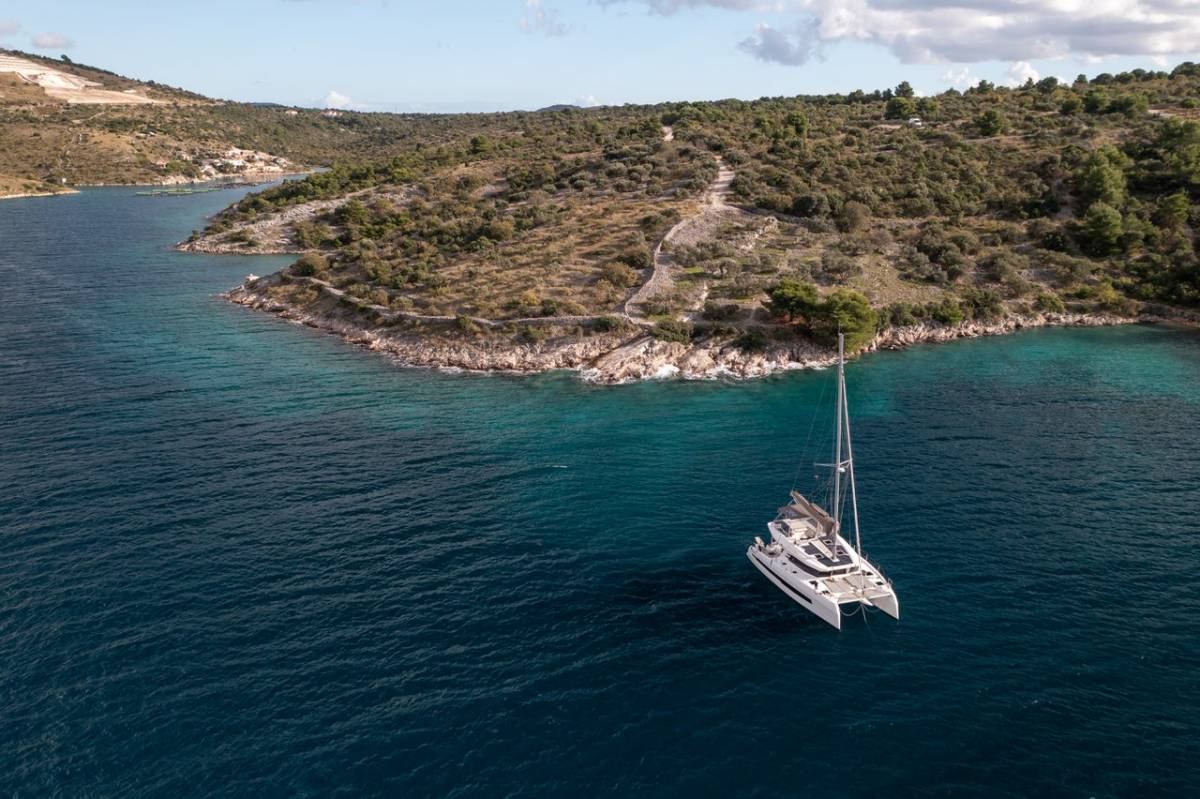 Cervetti 44, Bela | Yacht Charter Croatia