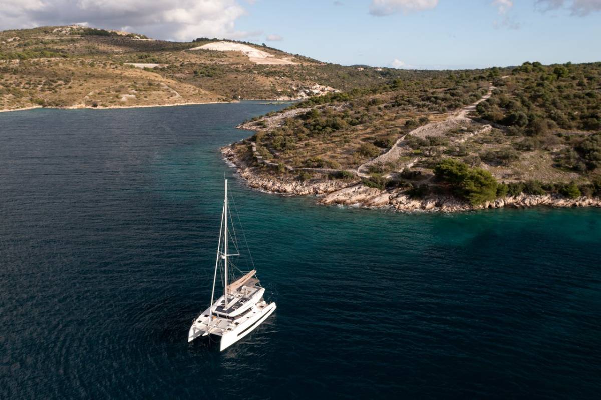 Cervetti 44, Bela | Yacht Charter Croatia
