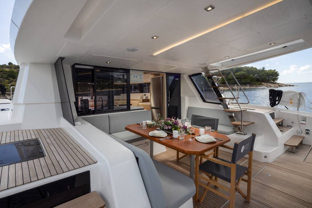Cervetti 44, Bela | Yacht Charter Croatia