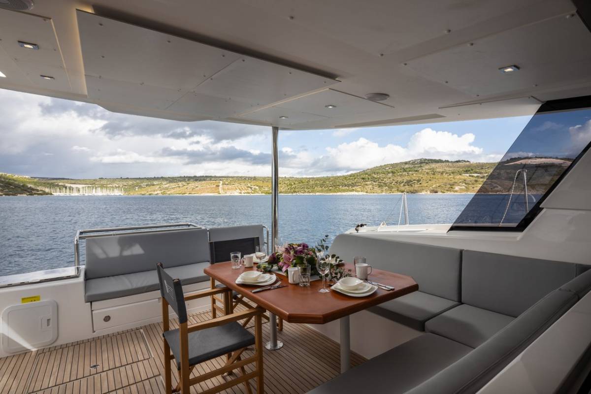 Cervetti 44, Bela | Yacht Charter Croatia
