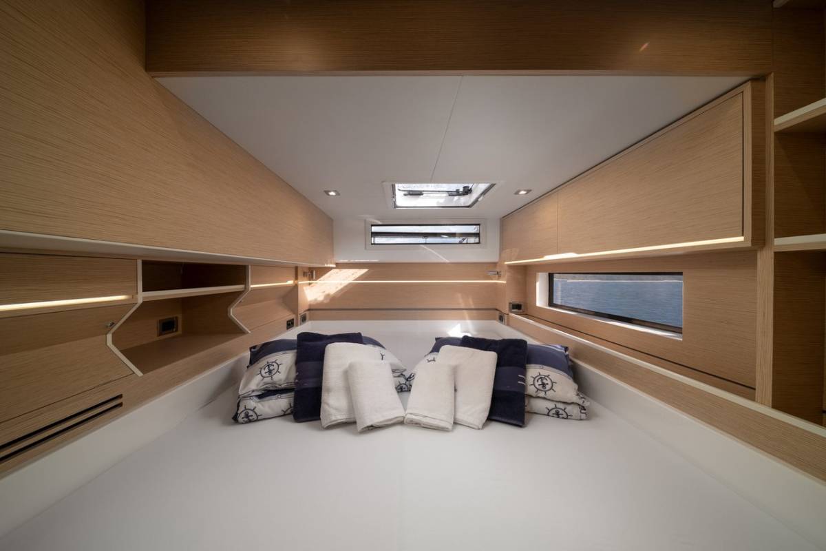 Cervetti 44, Bela | Yacht Charter Croatia