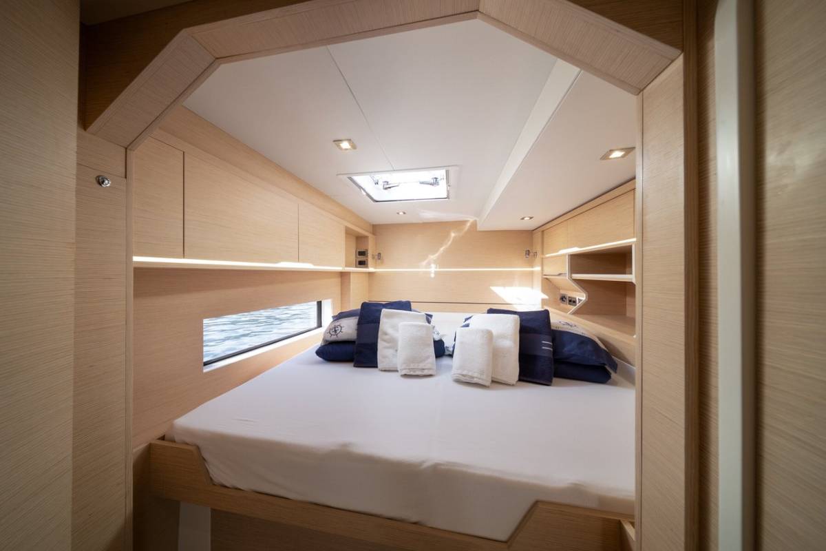 Cervetti 44, Bela | Yacht Charter Croatia