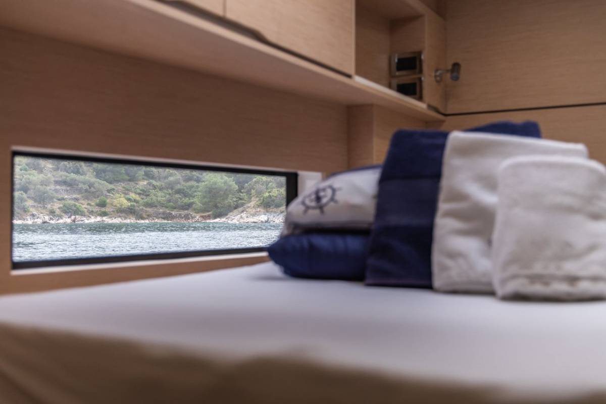 Cervetti 44, Bela | Yacht Charter Croatia