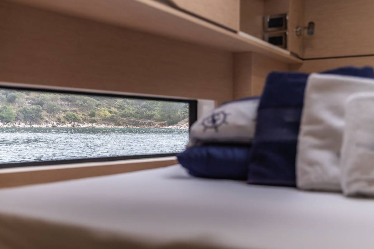 Cervetti 44, Bela | Yacht Charter Croatia
