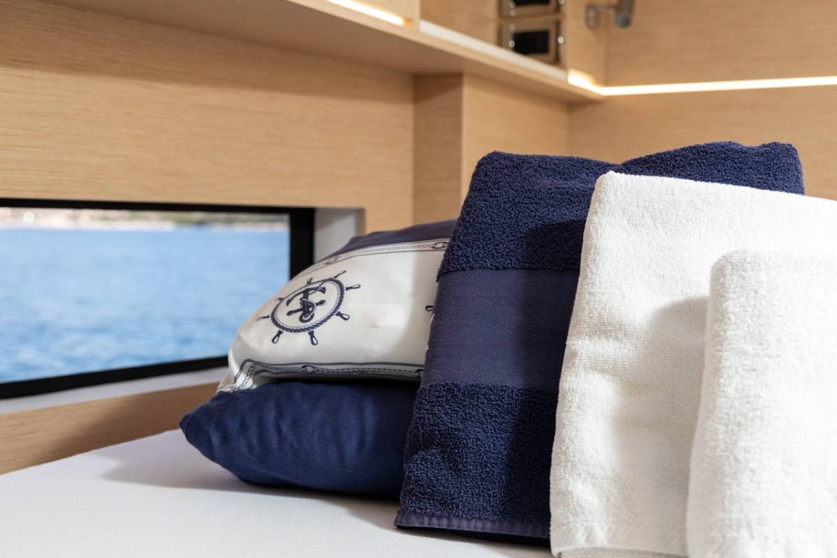 Cervetti 44, Bela | Yacht Charter Croatia
