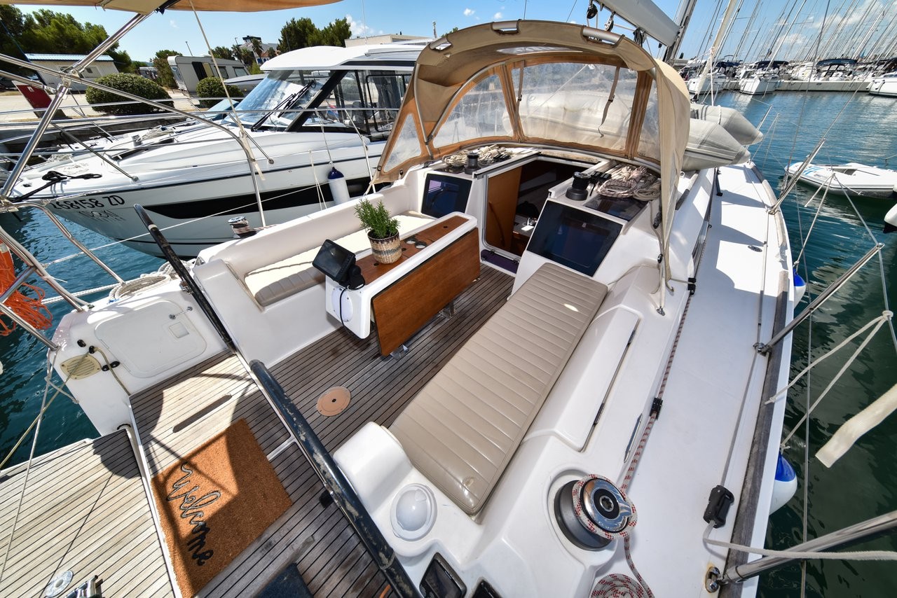 Dufour 350 GL, Pape | Yacht Charter Croatia