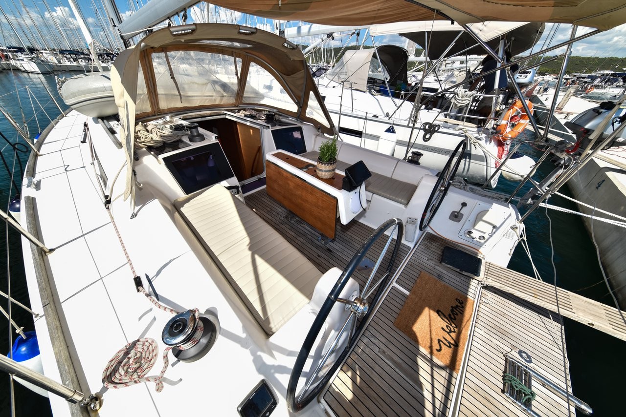 Dufour 350 GL, Pape | Yacht Charter Croatia