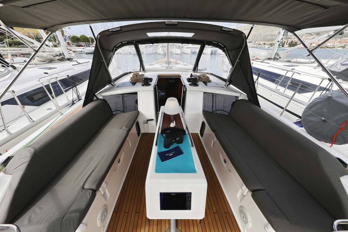 Dufour 430, Lucia 1 | Yacht Charter Croatia