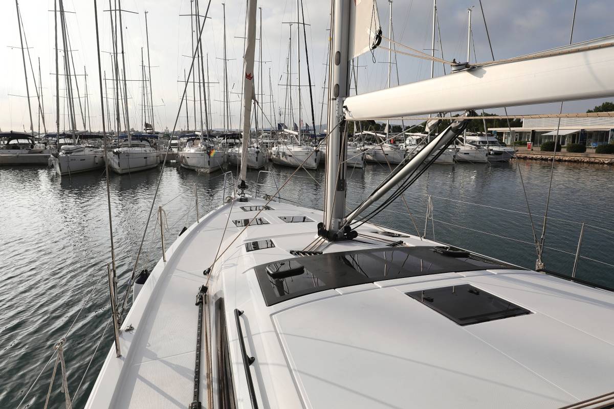 Dufour 470, Luna | Noleggio di Yacht Croazia