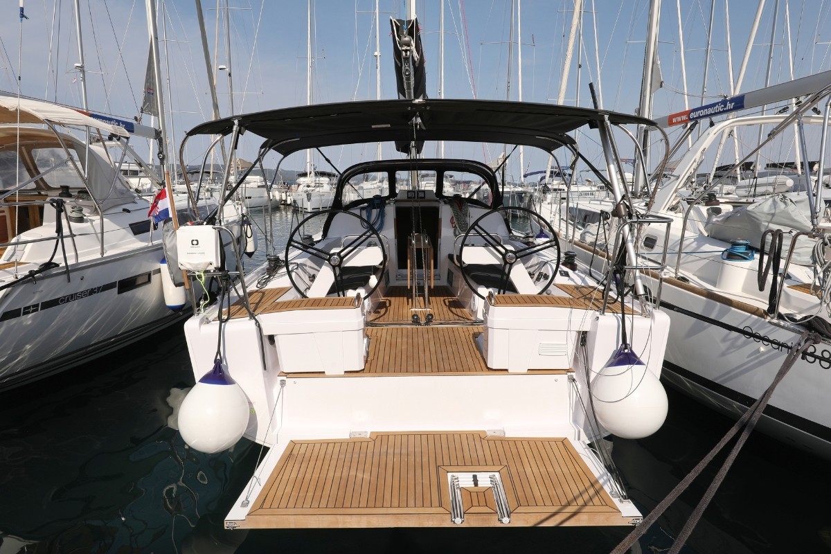 Elan E4, Twitter | Noleggio di Yacht Croazia