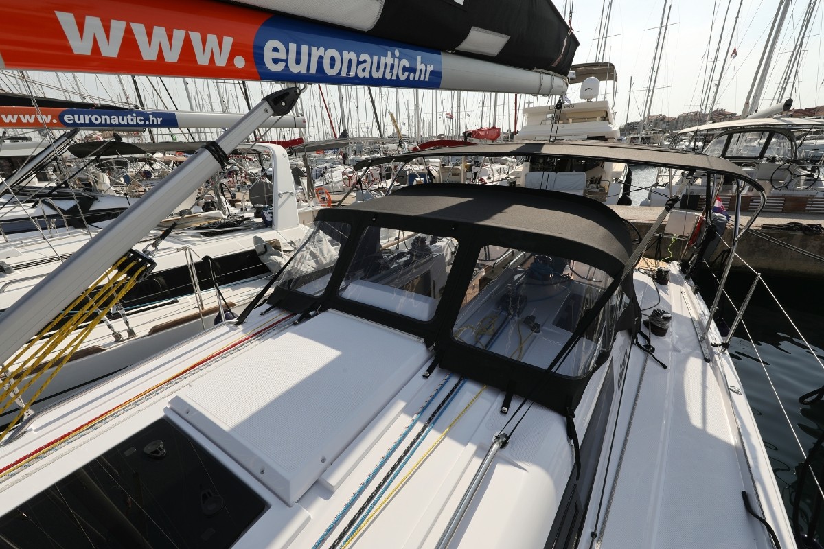 Elan E4, Twitter | Noleggio di Yacht Croazia