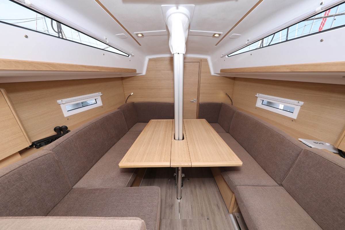 Elan E4, Twitter | Noleggio di Yacht Croazia