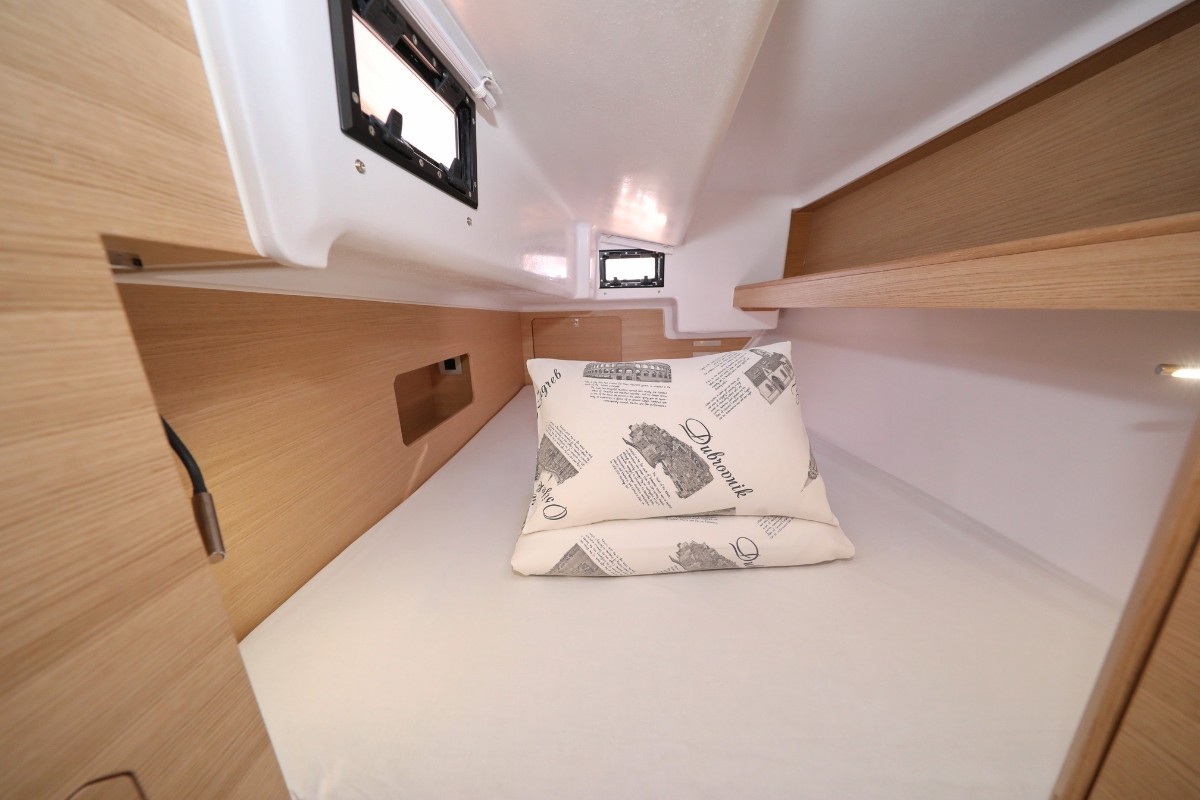 Elan E4, Twitter | Noleggio di Yacht Croazia