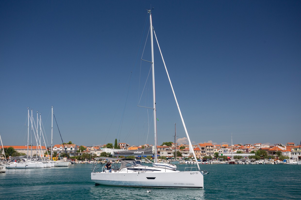 Elan E4, Alisa | Yacht Charter Croatia
