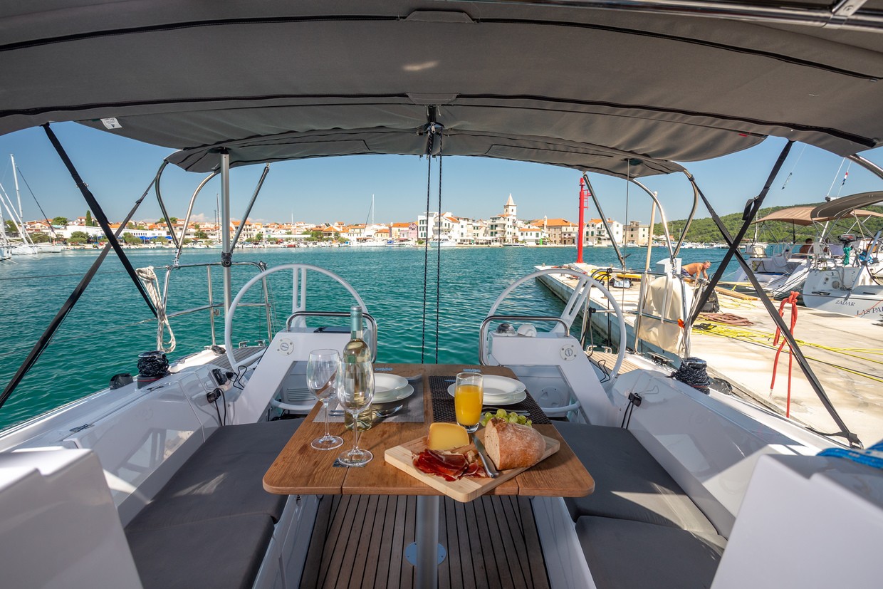 Elan E4, Alisa | Yacht Charter Croatia