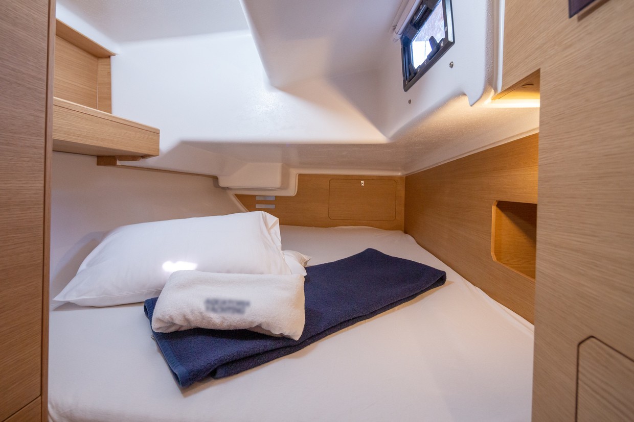 Elan E4, Alisa | Yacht Charter Croatia