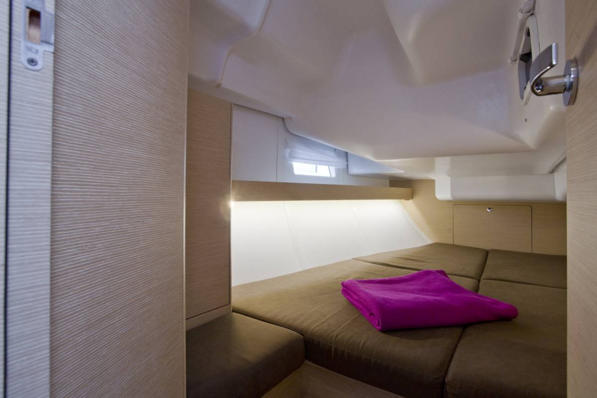 Elan Impression 40, Tariq | Noleggio di Yacht Croazia