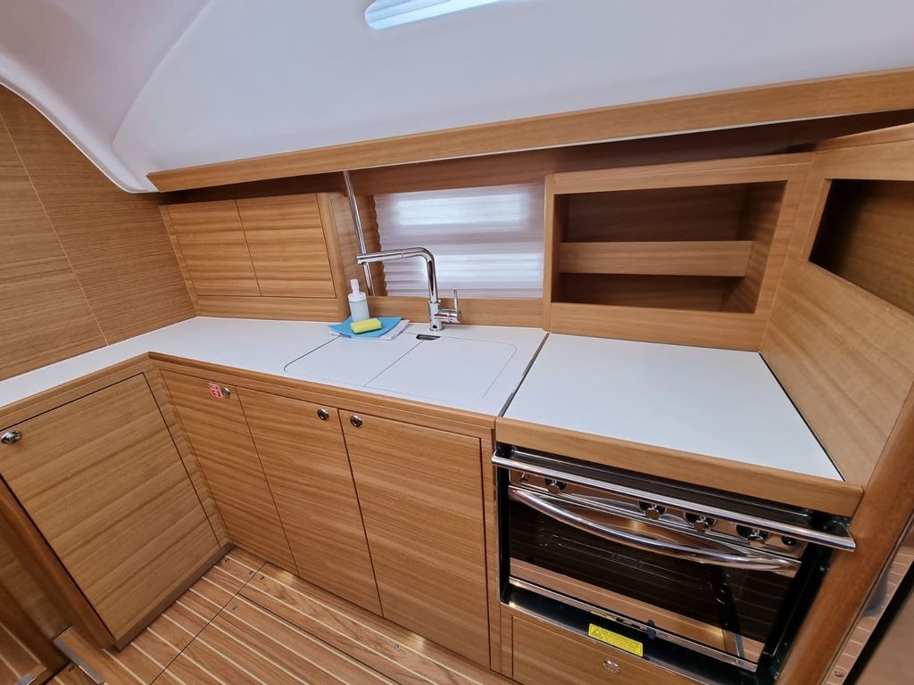 Elan Impression 45.1, Linea Uno | Yacht Charter Croatia