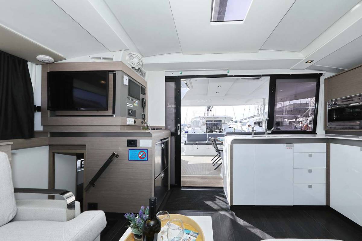 Fountaine Pajot Isla 40, Chilli | Yacht Charter Croatia
