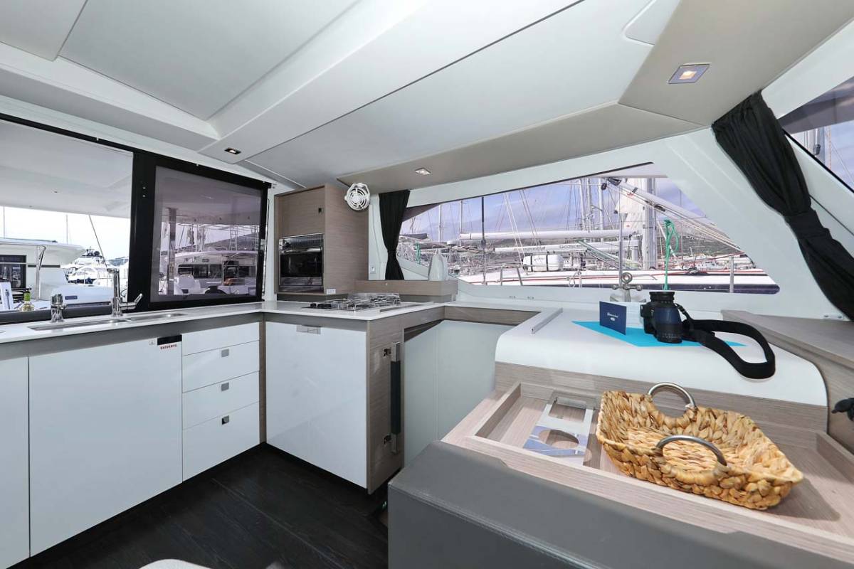 Fountaine Pajot Isla 40, Chilli | Yacht Charter Croatia