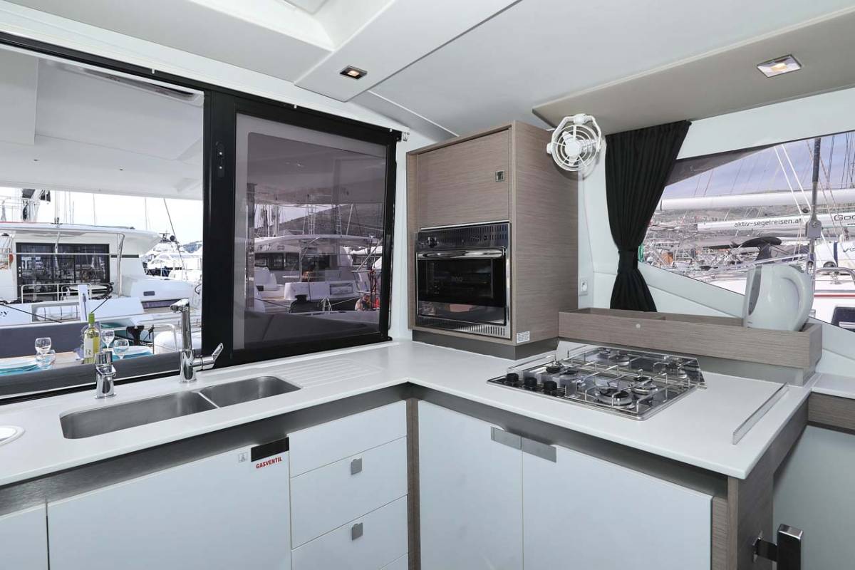 Fountaine Pajot Isla 40, Chilli | Yacht Charter Croatia