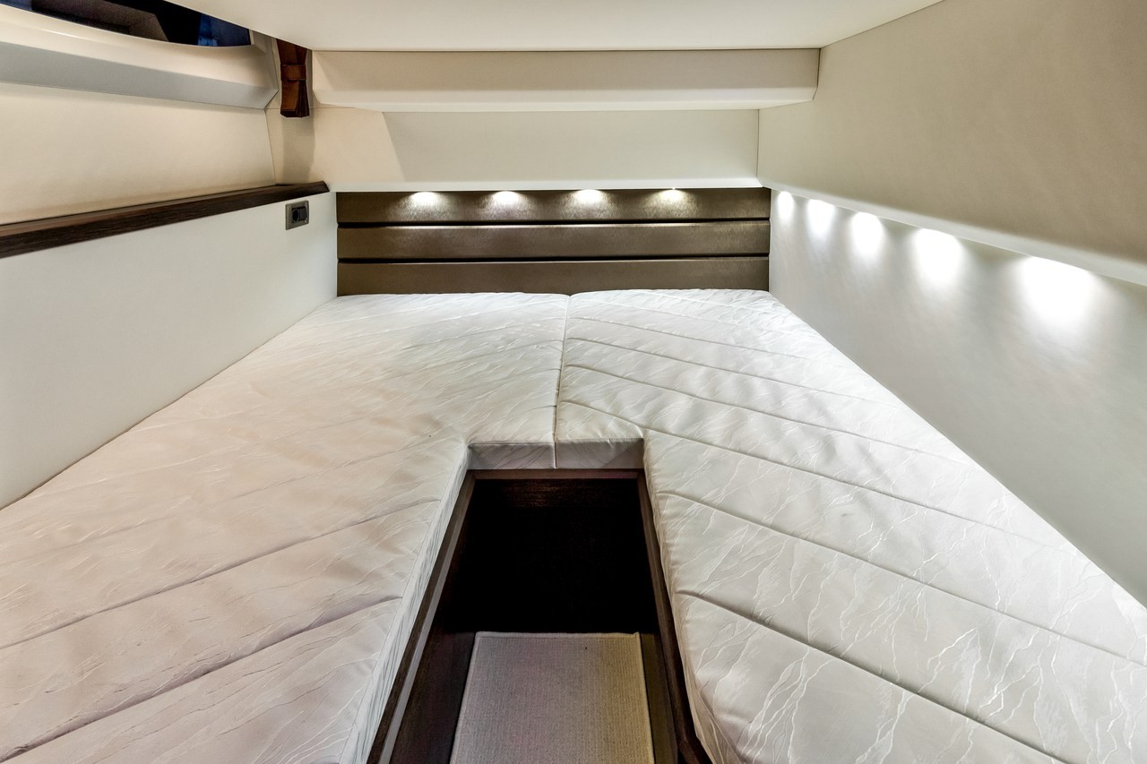 Galeon 420, Amber Blue | Yacht Charter Croatia