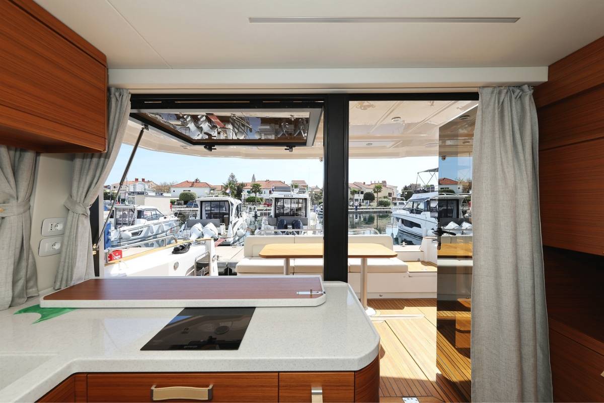 Greenline 48, Red Hot | Yacht Charter Croatia