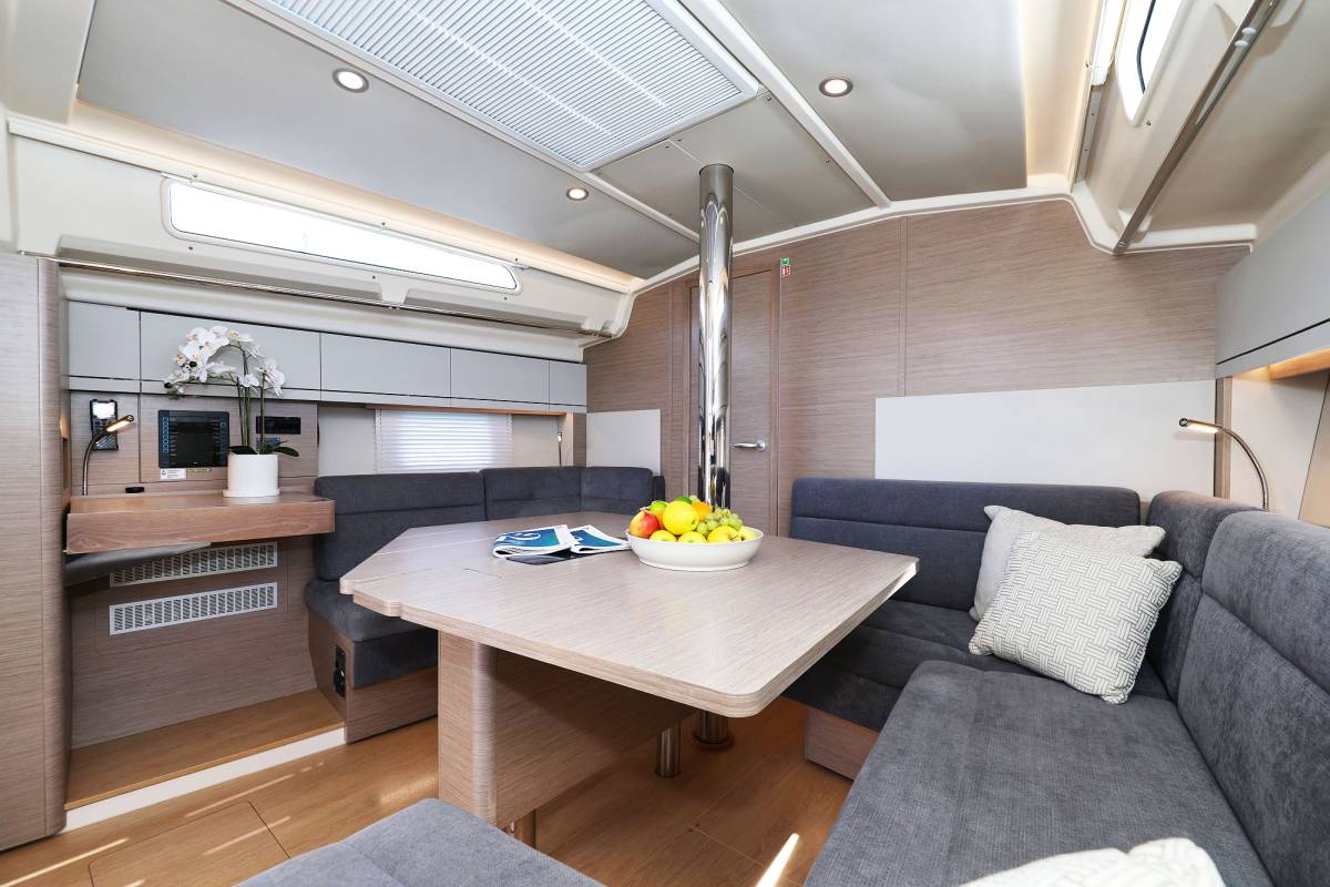 Hanse 418, Teri | Yacht Charter Croatia