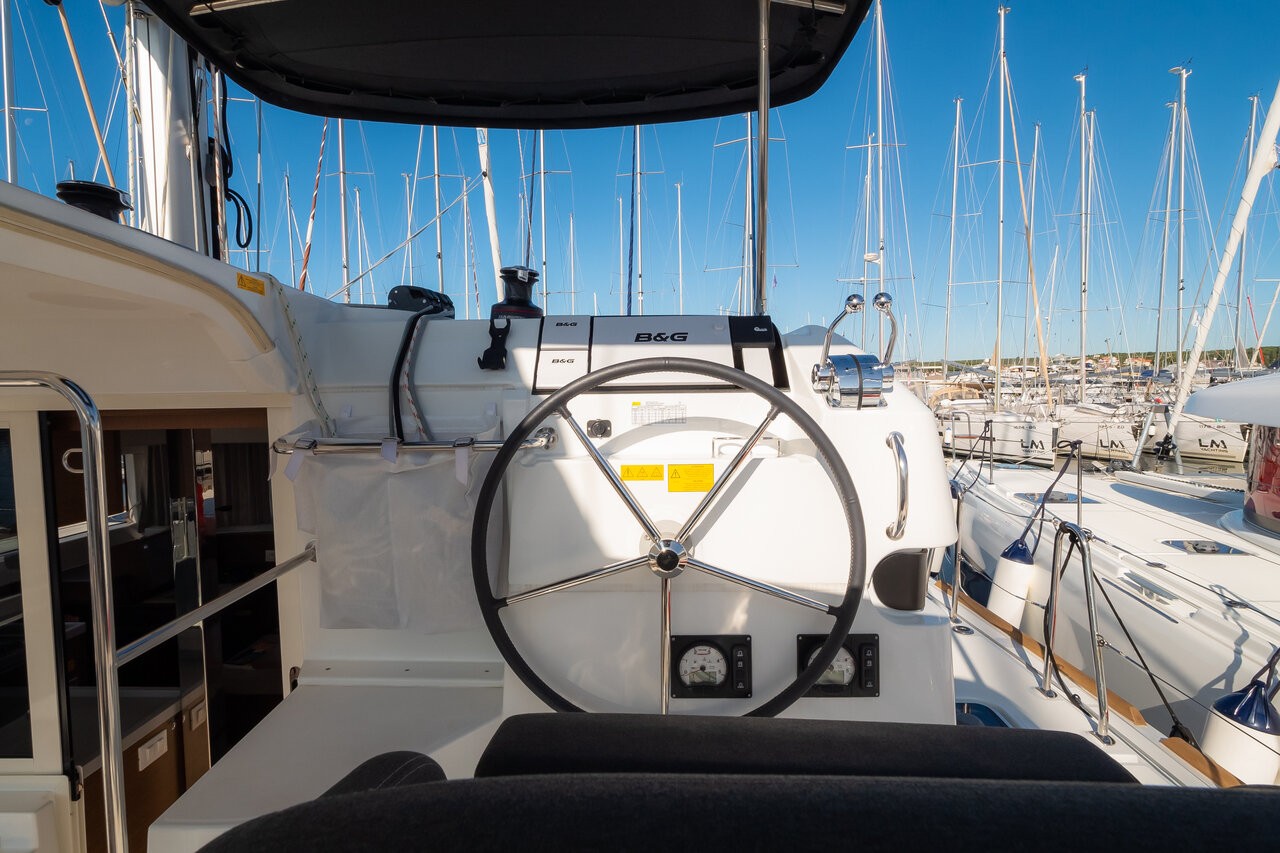 Lagoon 40, Chingi Lingy | Yacht Charter Croatia