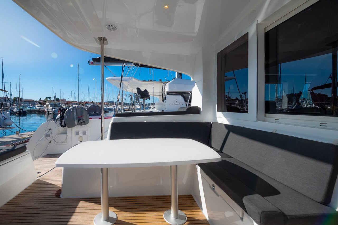 Lagoon 40, Chingi Lingy | Yacht Charter Croatia
