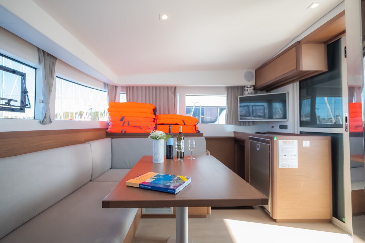 Lagoon 40, Chingi Lingy | Yacht Charter Croatia
