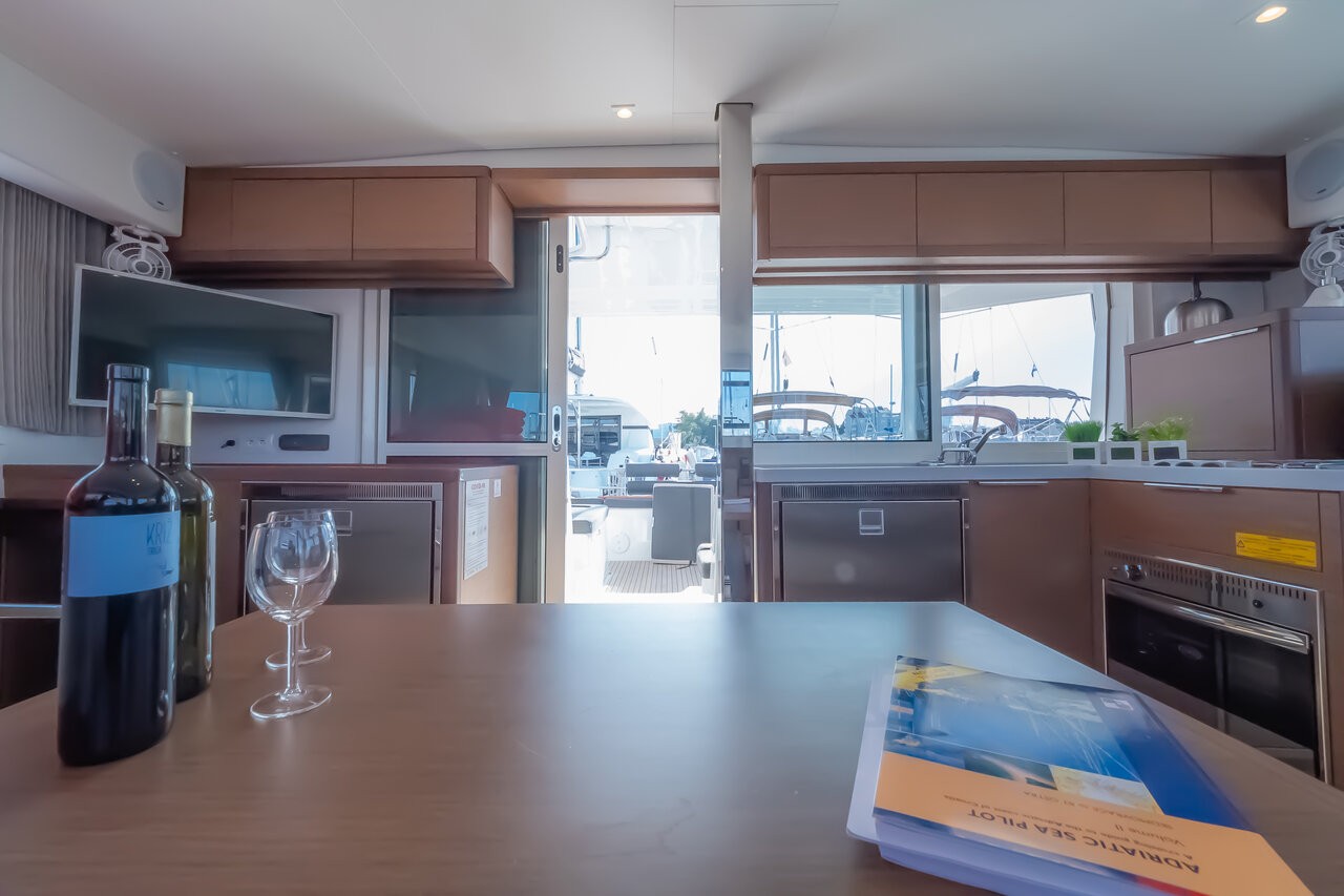 Lagoon 40, Chingi Lingy | Yacht Charter Croatia