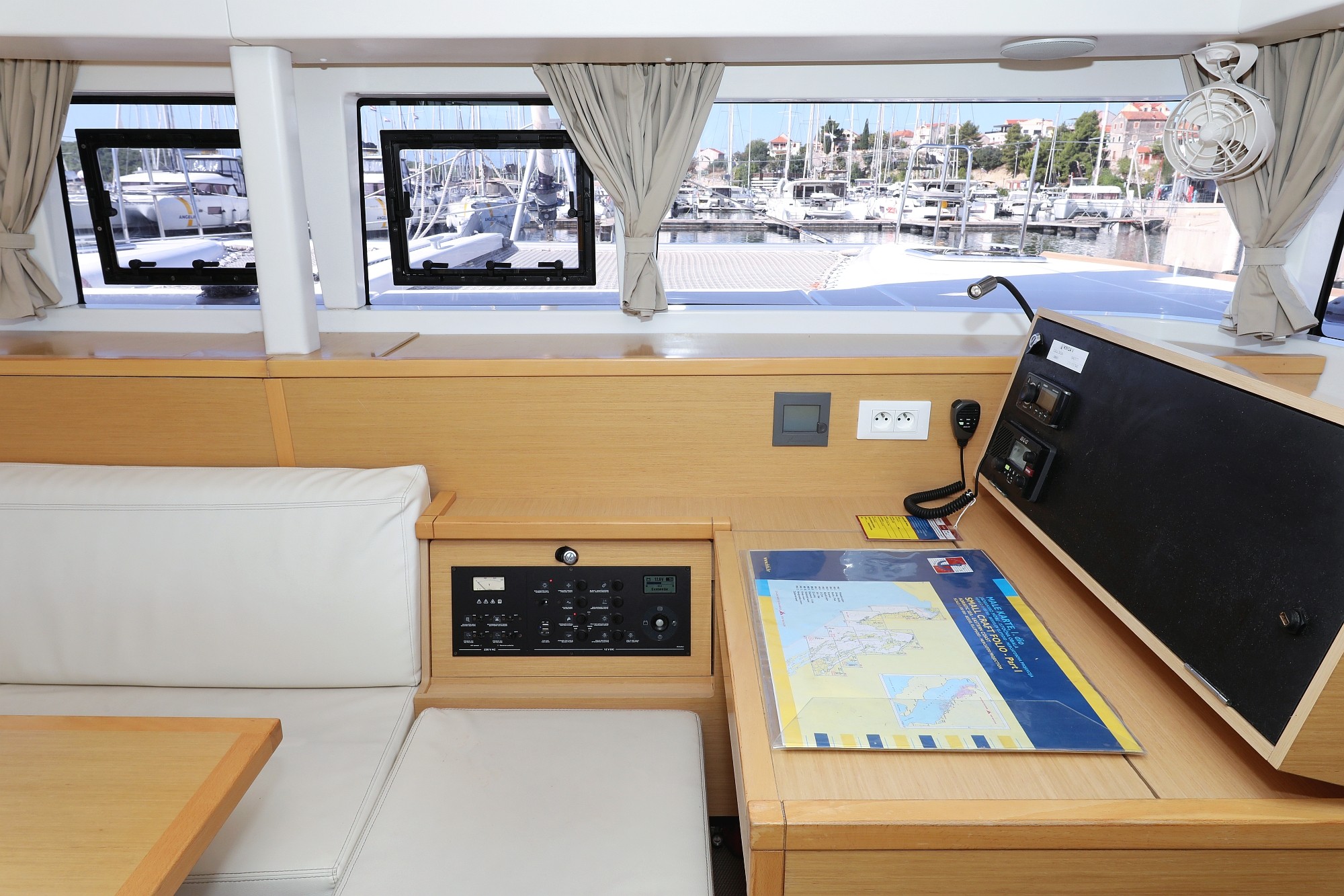 Lagoon 400 S2, Kinga V | Yacht Charter Croatia