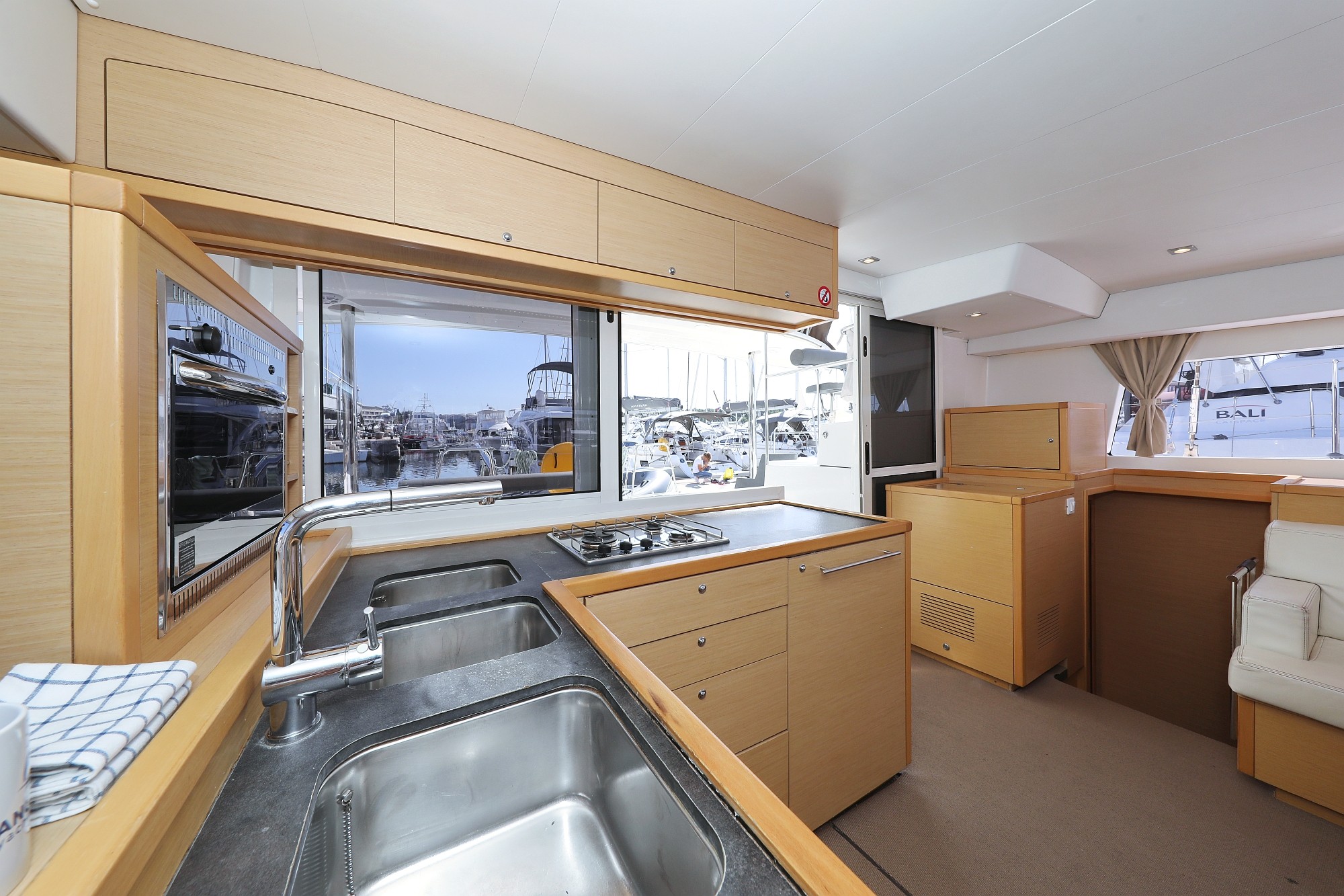 Lagoon 400 S2, Kinga V | Yacht Charter Croatia
