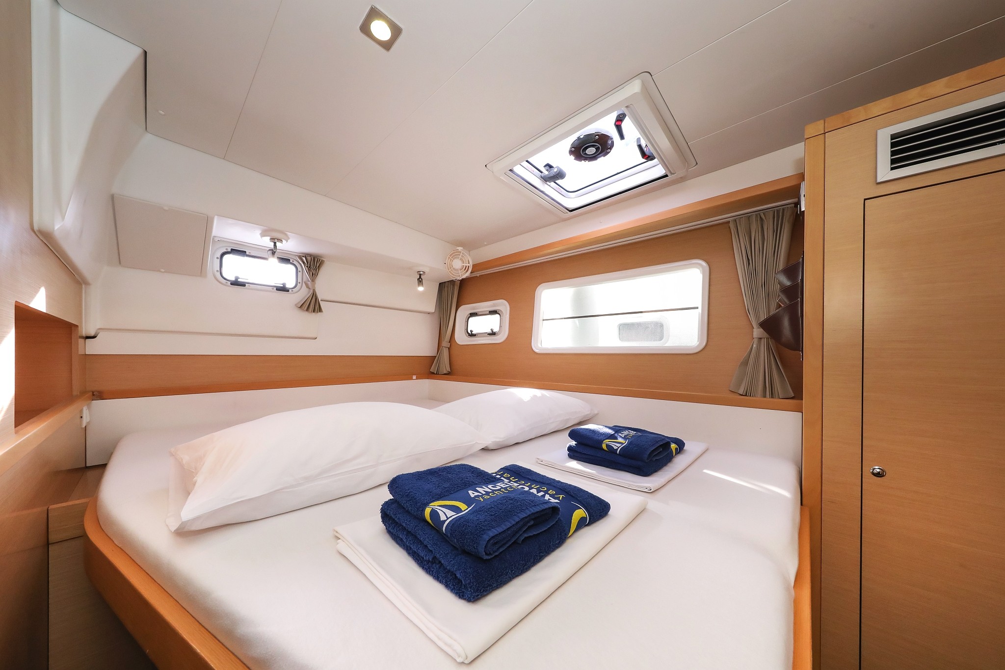 Lagoon 400 S2, Kinga V | Yacht Charter Croatia
