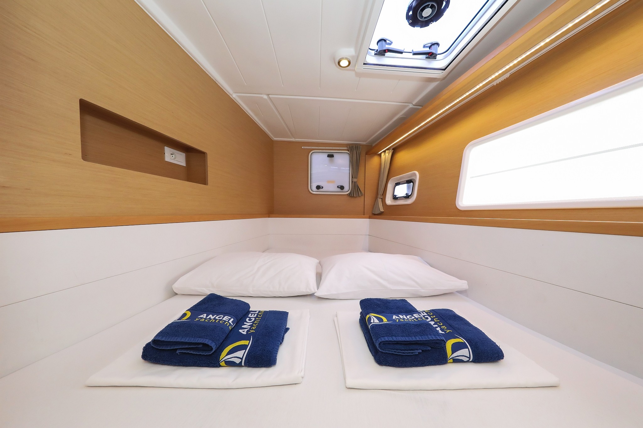 Lagoon 400 S2, Kinga V | Yacht Charter Croatia