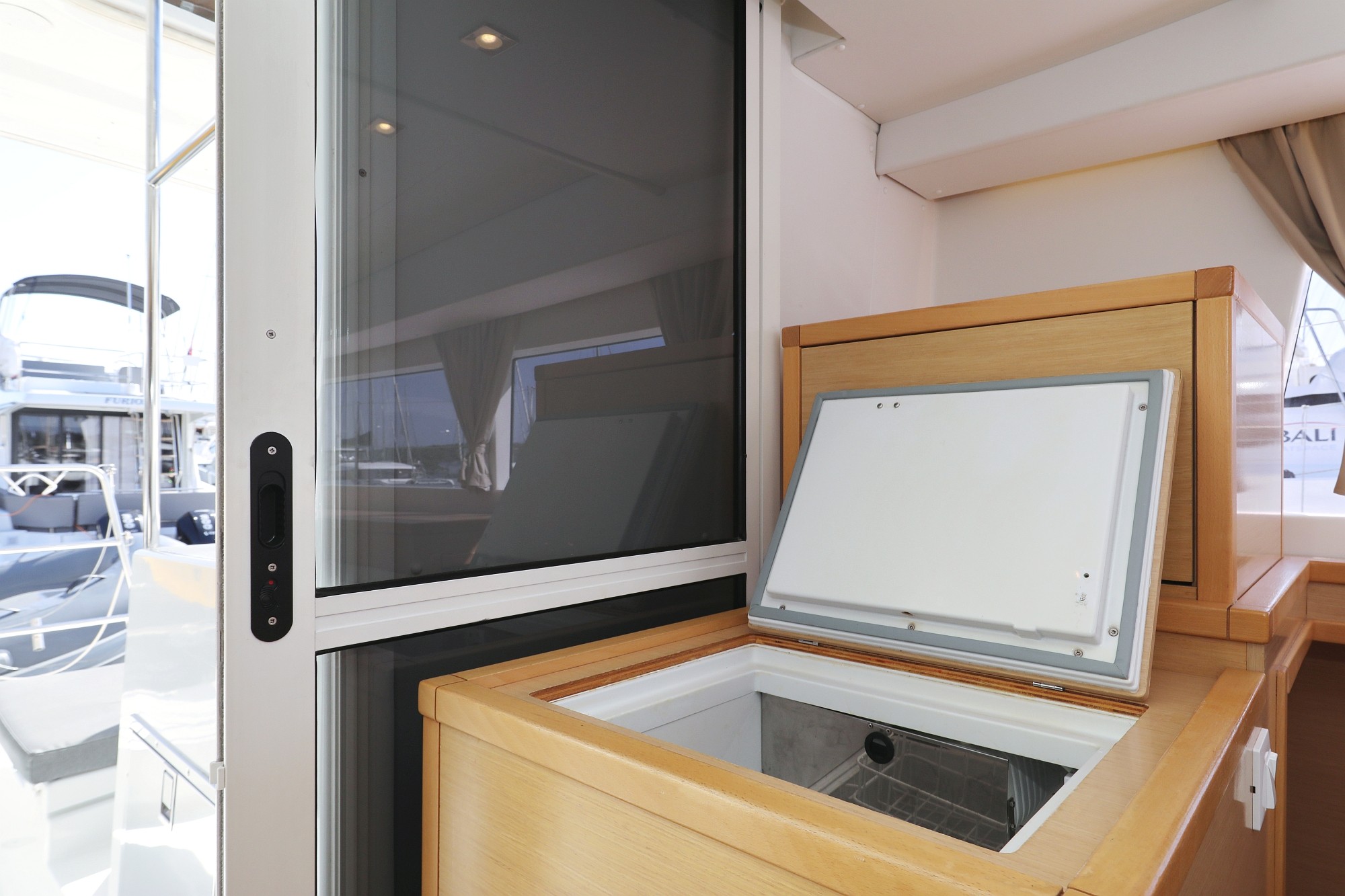 Lagoon 400 S2, Kinga V | Yacht Charter Croatia