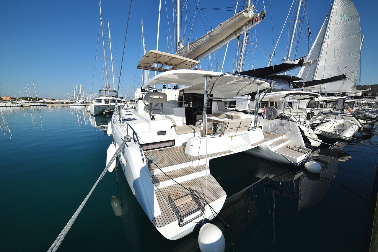 Lagoon 42, Cuzamen | Yacht Charter Croatia