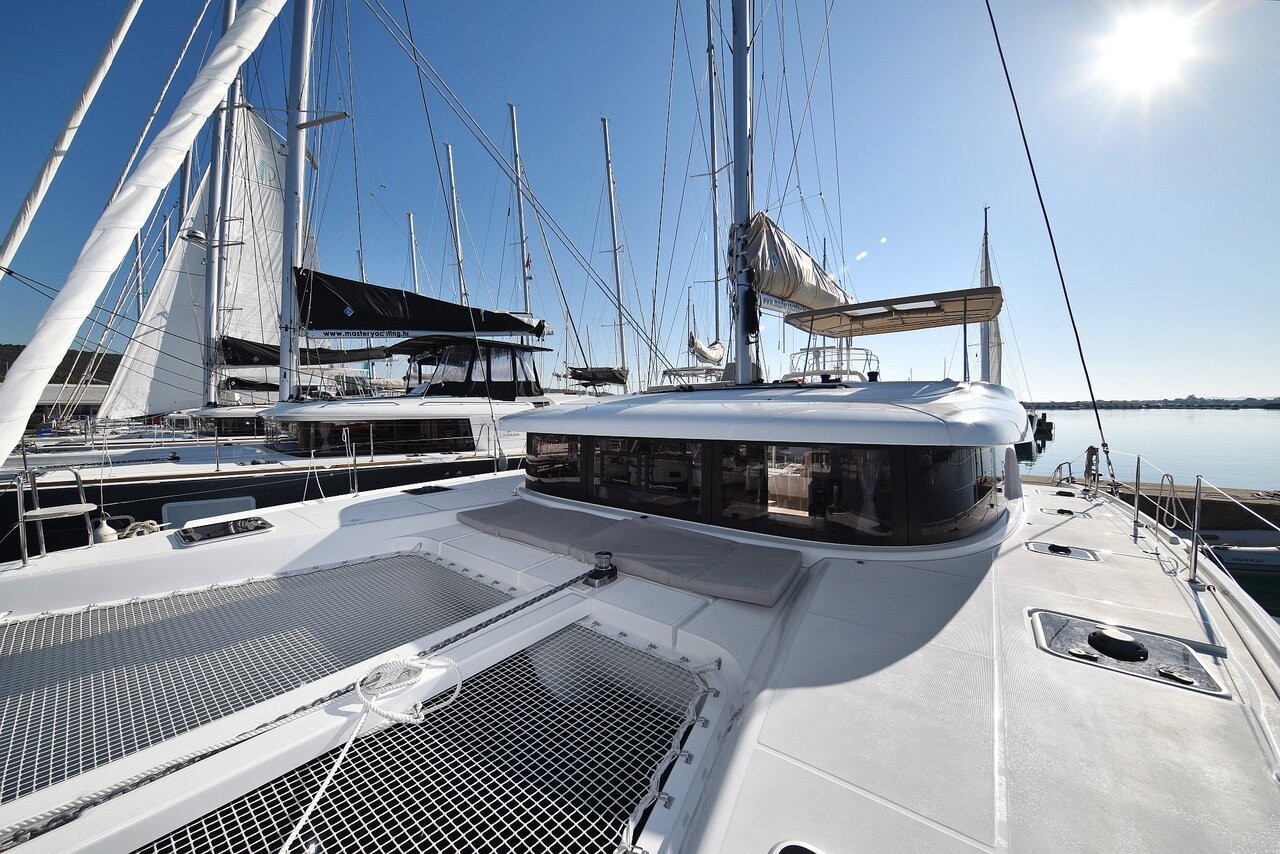 Lagoon 42, Cuzamen | Yacht Charter Croatia